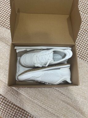 VIVAIA Women's White Knit Sneakers - Breathable Everyday Comfort